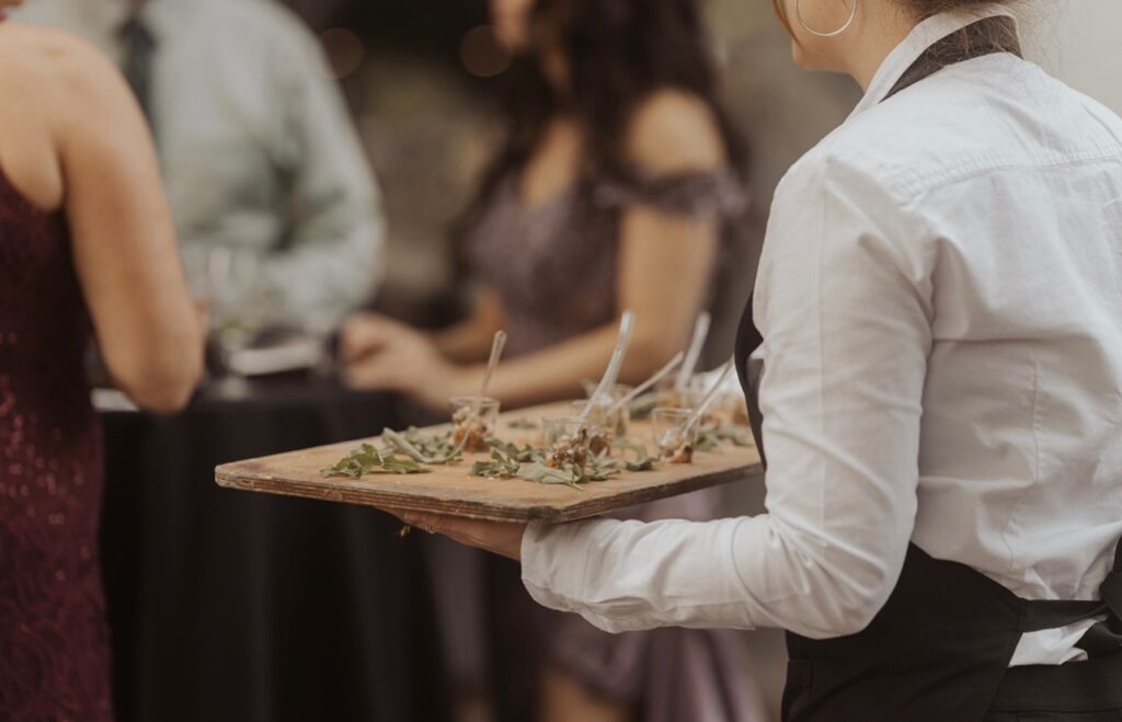service de bouchées lors d'un banquet corporatif