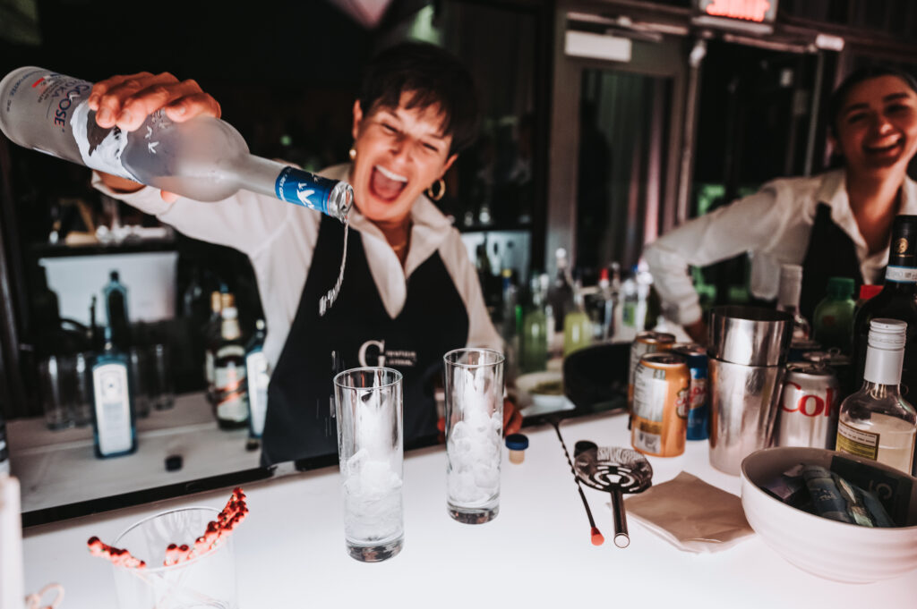 une serveuse de traiteur g catering en action au bar lors d'un événement corporatif festif