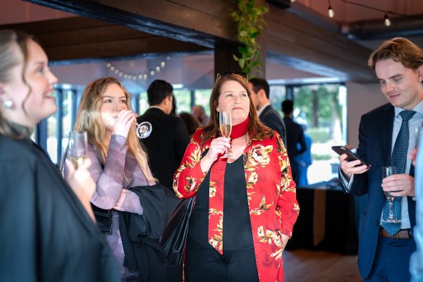 deux femmes lors d'un événement corporatif organisé et servi par traiteur g catering