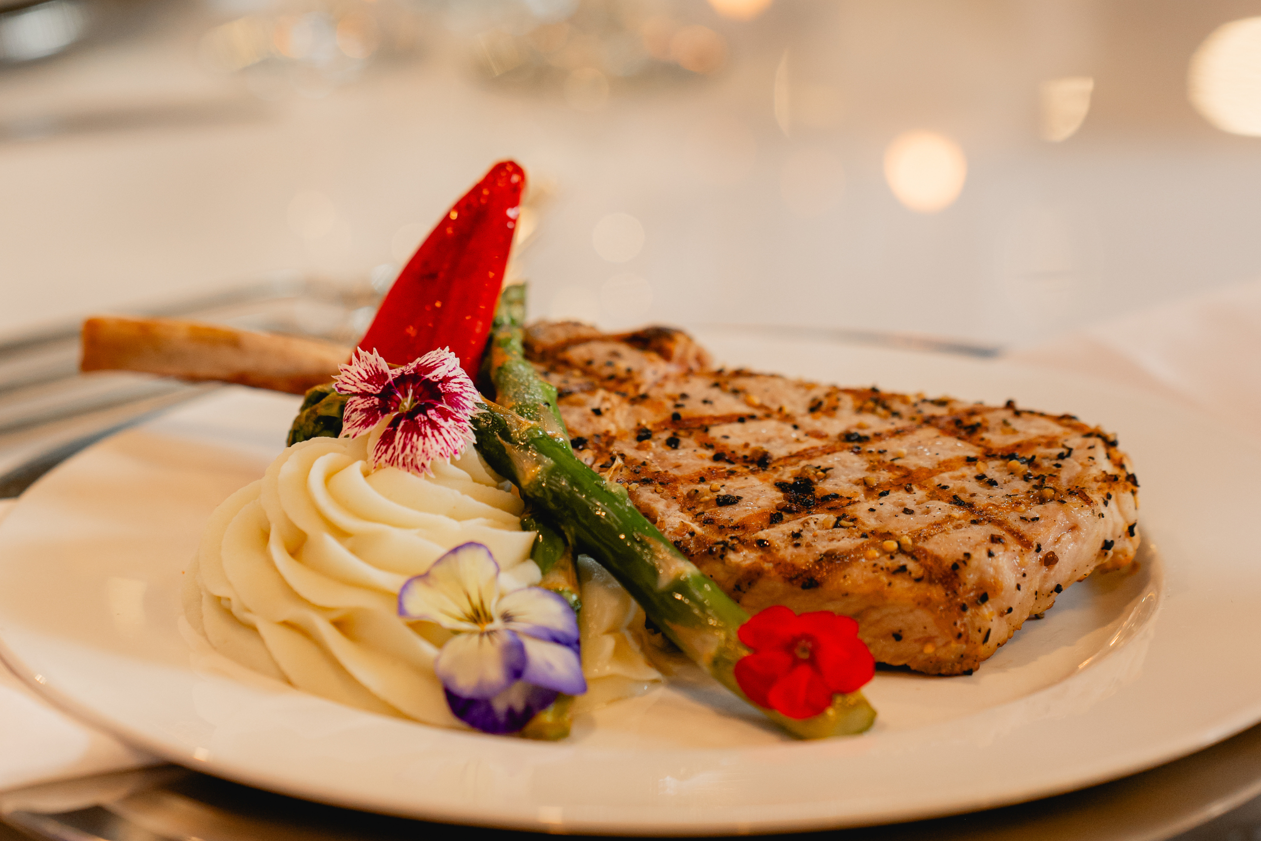 thon au grill servi avec pomme de terre pilée cuisiné par traiteur g catering