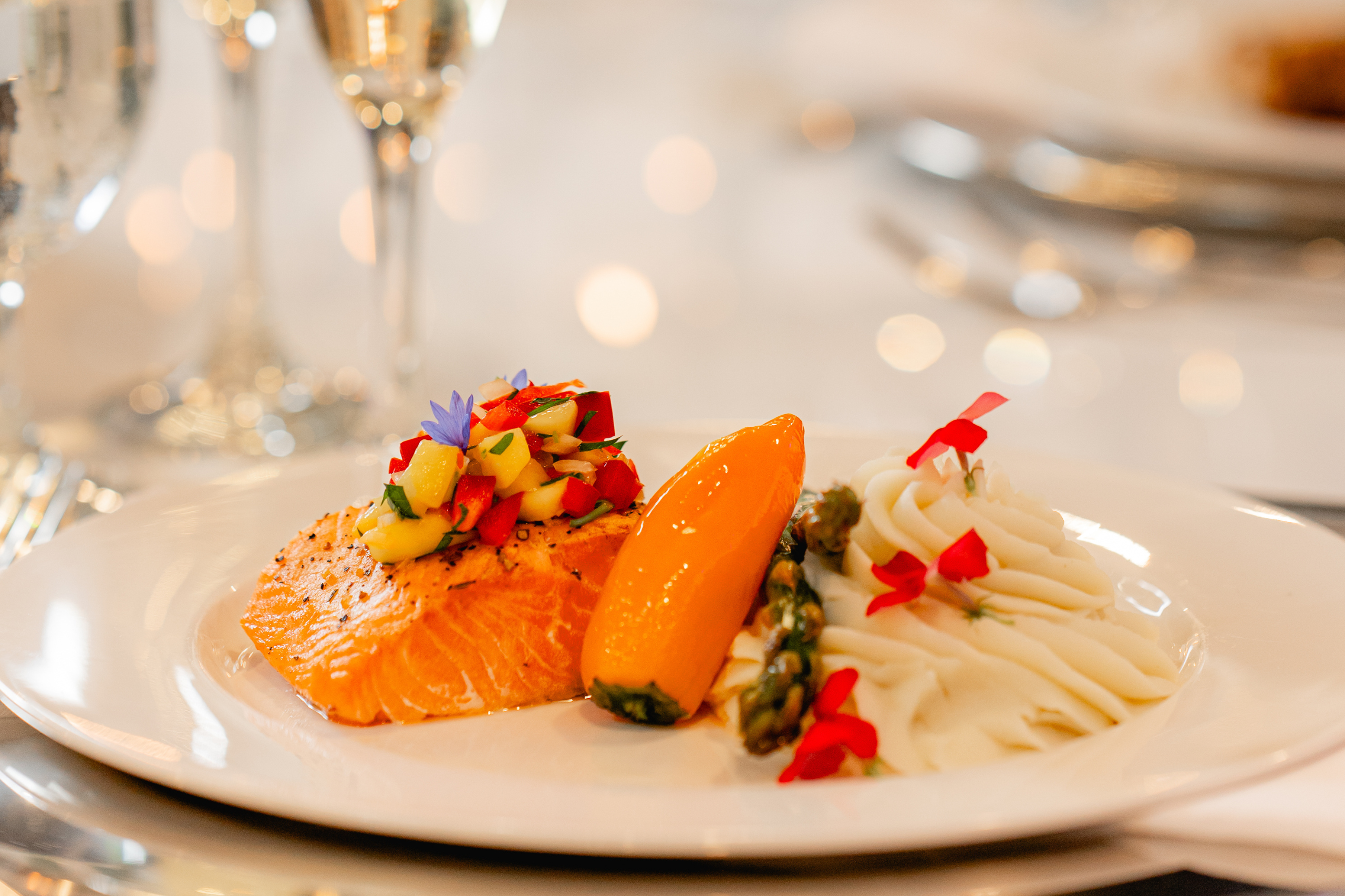 saumon cuisiné par traiteur g catering lors d'un mariage à montréal. service traiteur mariage