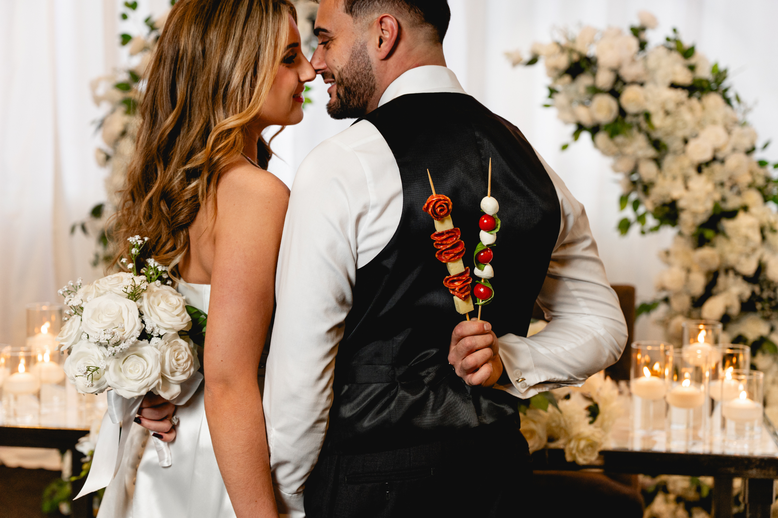 couple amoureux lors de leur mariage. servi par traiteur g catering